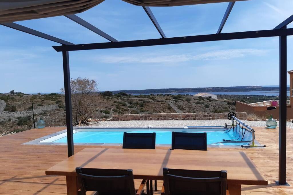 Maison Avec Vue Sur La Et Avec Piscine A *