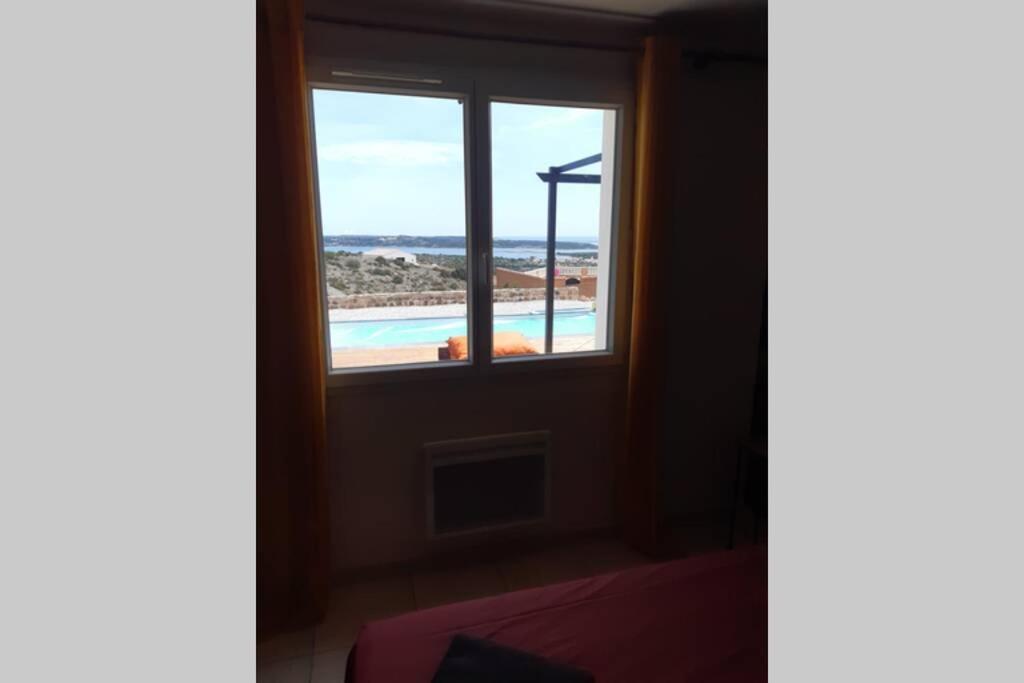Maison Avec Vue Sur La Et Avec Piscine A *