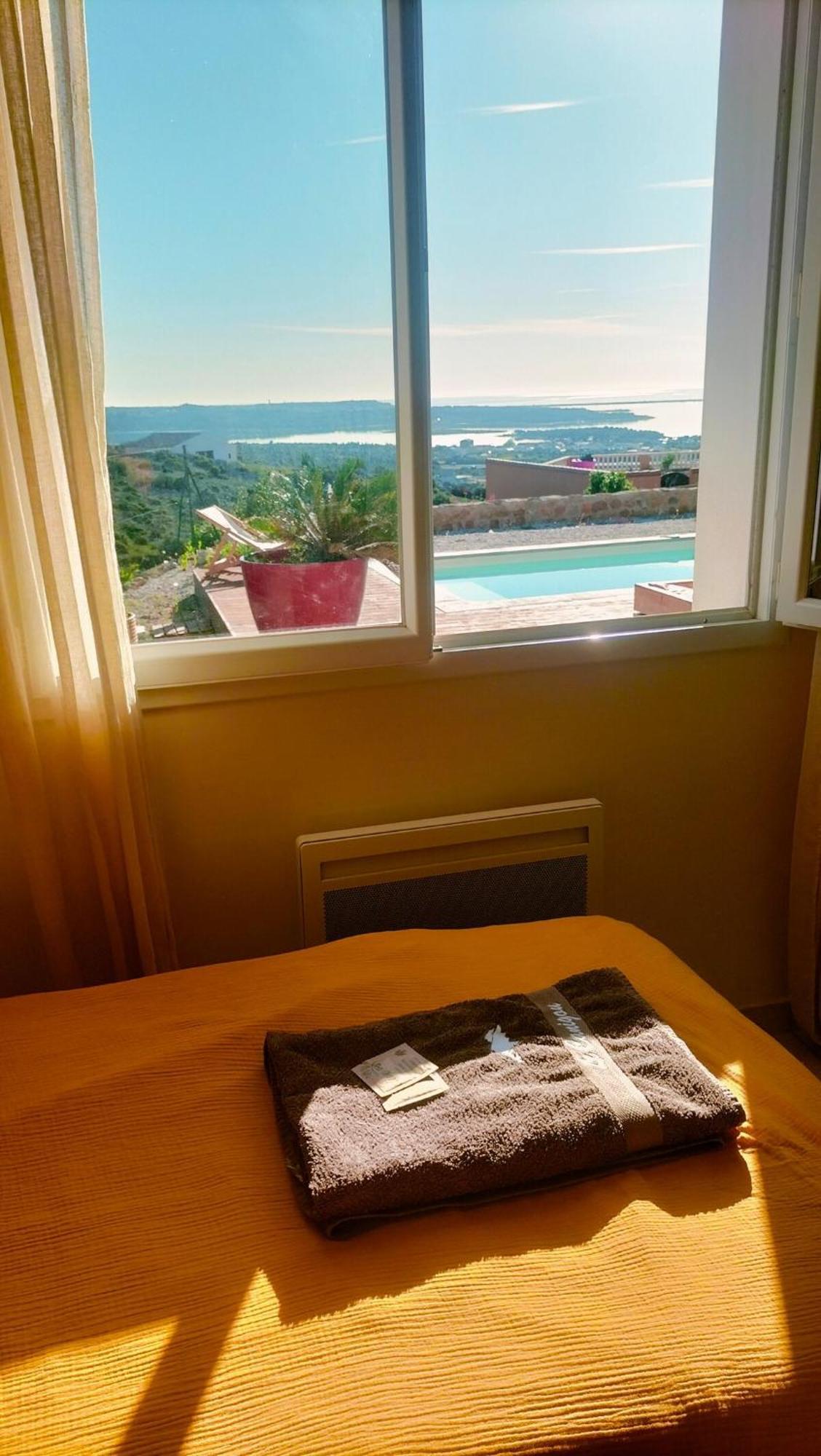Maison Avec Vue Sur La Et Avec Piscine A *